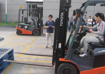 操作叉車前檢查、避讓障礙物、叉車倒車行駛要求、叉車停車放置及行為規范。